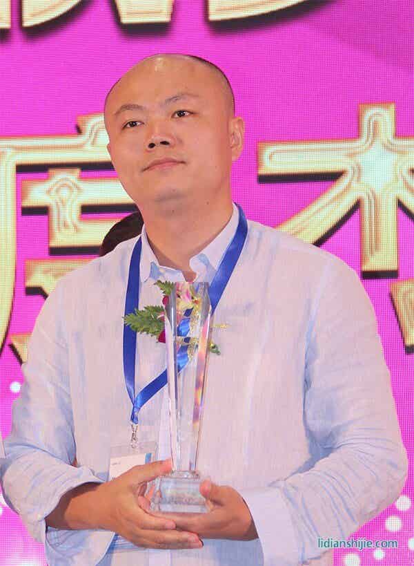 深圳市華思旭科技有限公司董事長(zhǎng)雷云榮獲汽車(chē)電子行業(yè)年度杰出人物