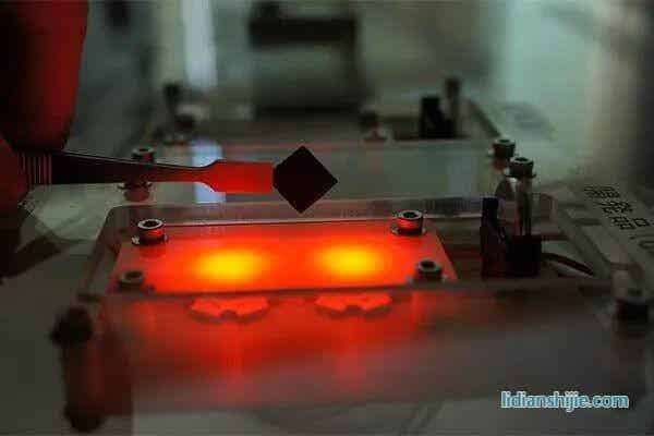 開發出來的GMS薄片以及連接兩個LED的超級電容（圖片來源：Hirotomo Nishihara）