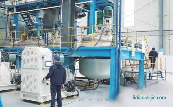 朗晟新能源科技有限公司工人正在廠房內(nèi)操作設(shè)備