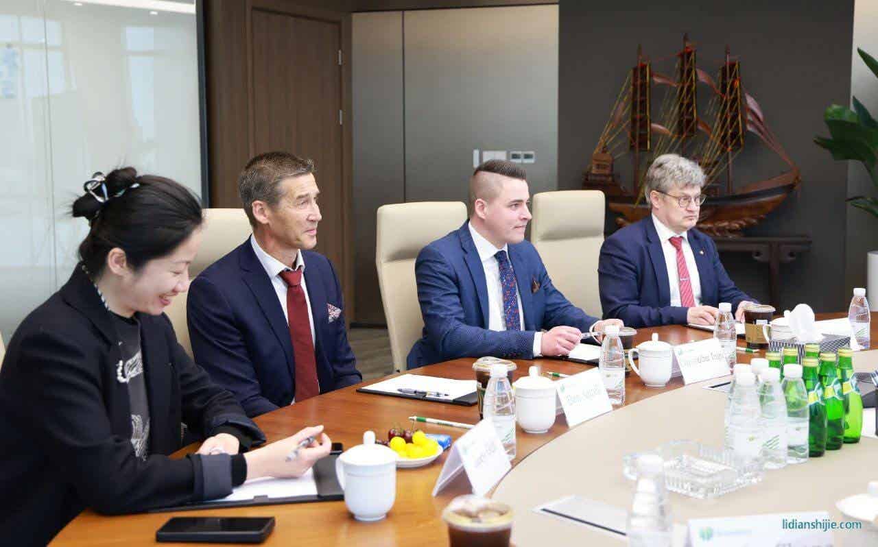 4月19日，芬蘭科斯霍爾姆市議會主席Christoffer Ingo、市長Rurik Ahlberg、技術總監Ben Antell及芬蘭投資署成員一行蒞臨杉杉