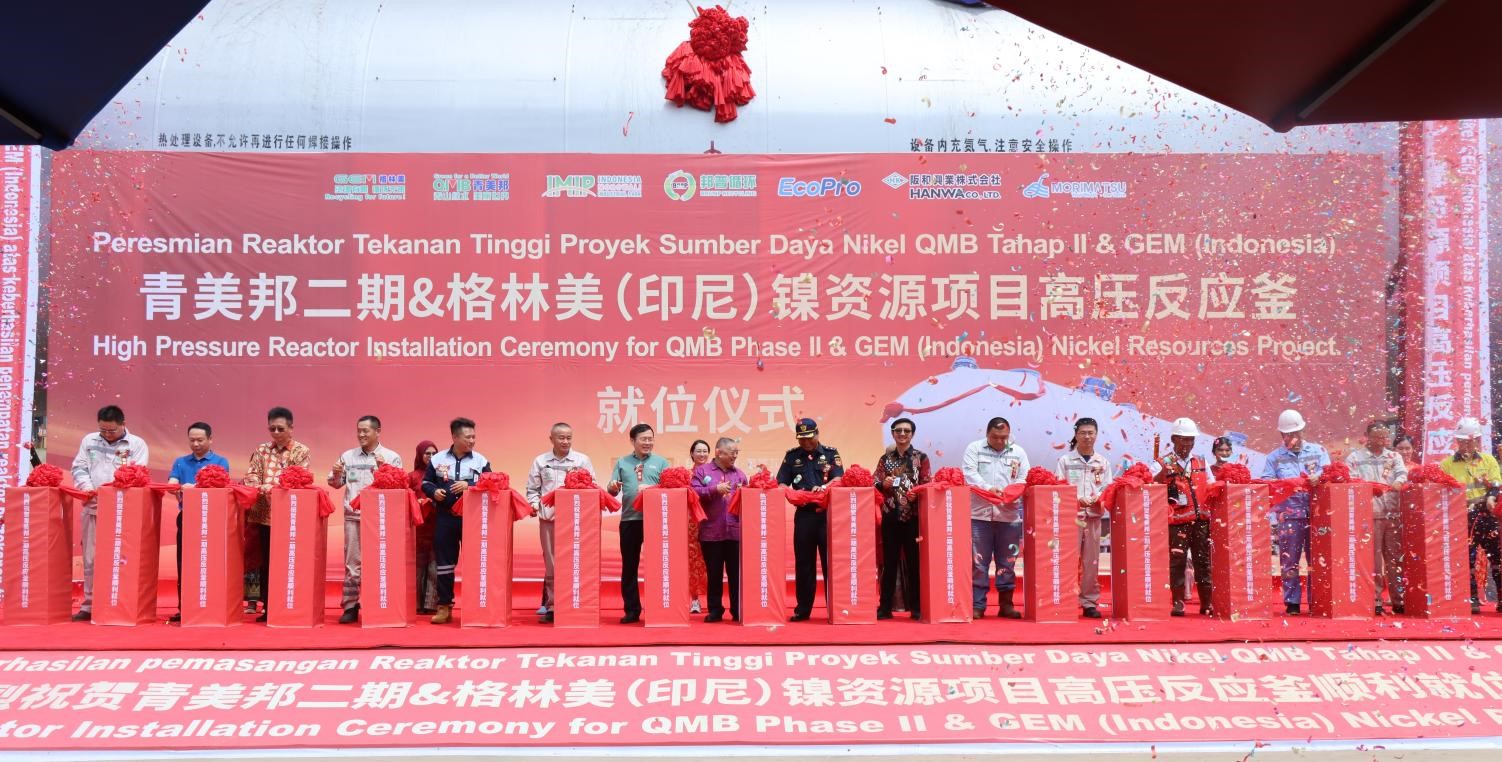 圖2 青美邦二期&格林美（印尼）鎳資源項目高壓反應釜（1168m3）就位儀式剪彩